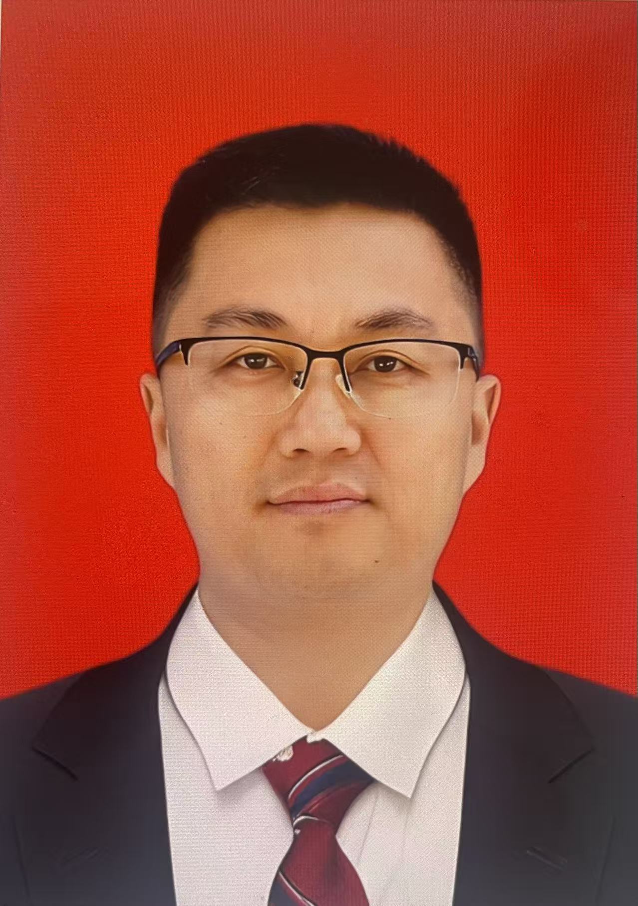 经济社会发展中心副主任、街道办副主任。分管发改、统计、商务、财贸、党政办等工作。联系县委办、政府办、发改委、财政局、统计局、商务局、金融局、审计局、税务局、工信局、地调队、机关事务局、移动公司、联通公