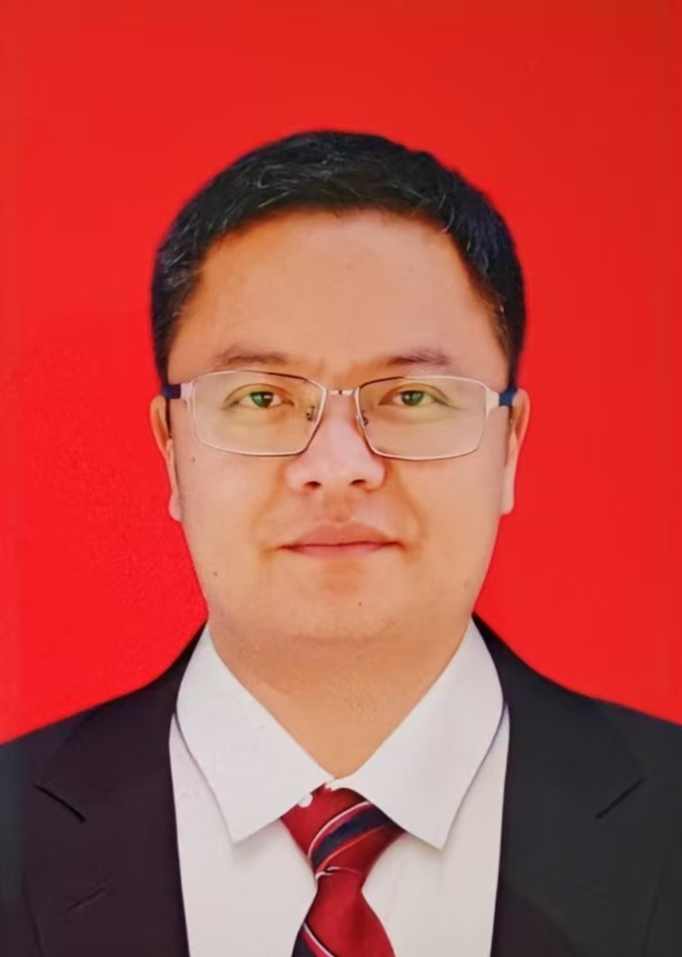 经济社会发展中心副主任。分管乡村振兴、国土、住建、市政、综合执法等工作。联系自然资源局、住建局、乡村振兴局、市政园林、综合执法局、城管局、房产中心。