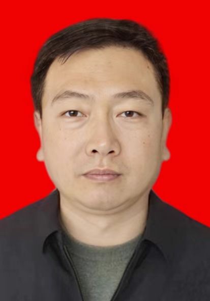 党委副书记、乡长。主持政府全面工作